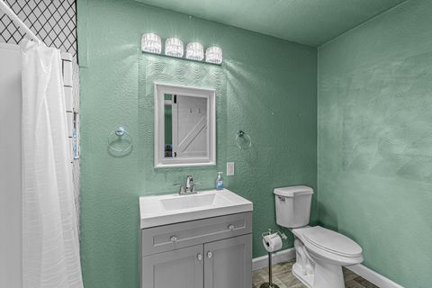 Tiny photo for 923 Jasper Street, Medford, OR 97501 (MLS # 220219454)