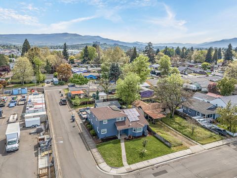 Tiny photo for 923 Jasper Street, Medford, OR 97501 (MLS # 220219454)