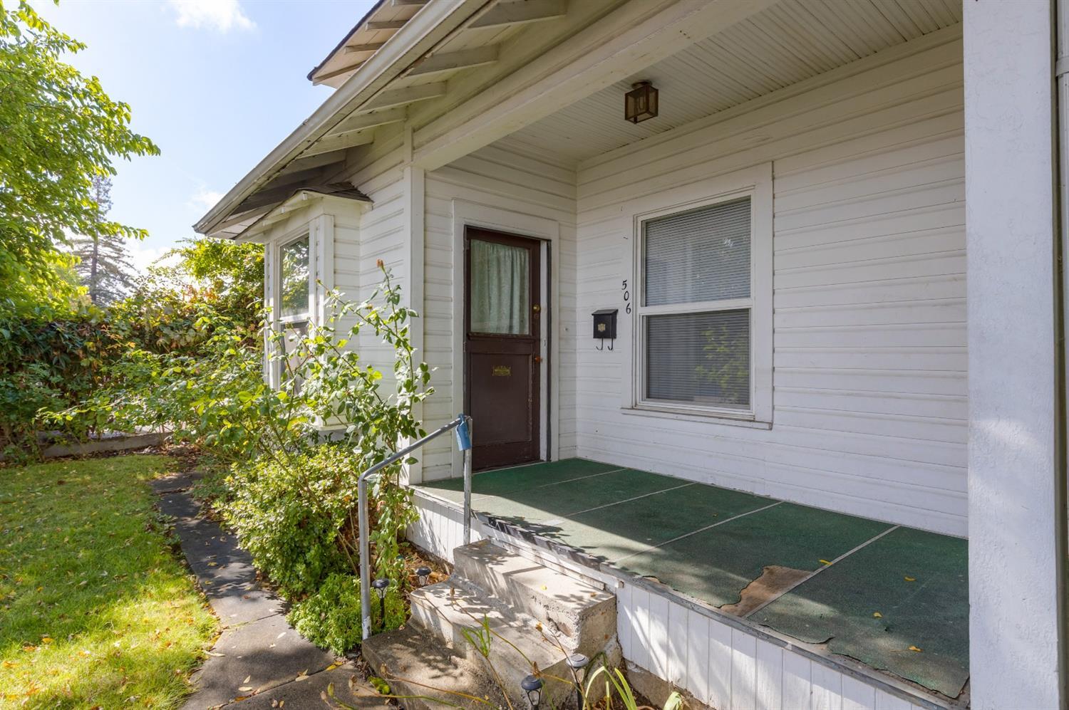 Main image without alt text