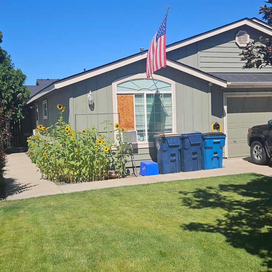 Freshly painted single story duplex in NE Redmond featuring 1290 Sqft of living area in each unit with open  floor plans and 2 bedrooms with 2 baths per unit. Single car garage and driveway parking. Generous fenced rear yards with small storage sheds.