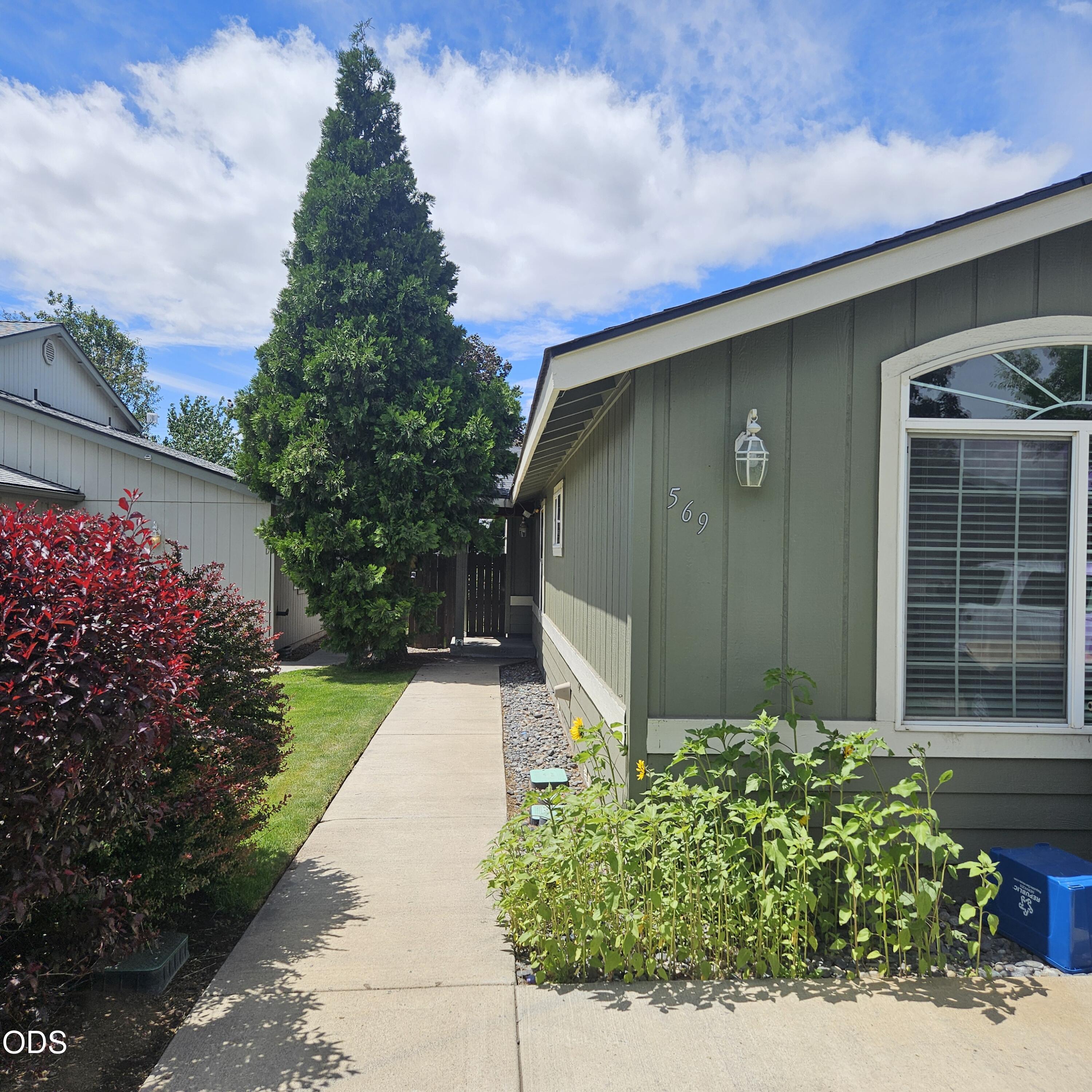 569 NE Negus Loop