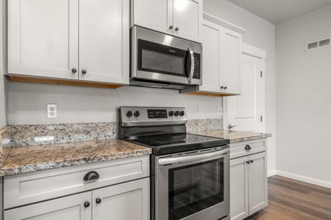 Tiny photo for 191 Mellecker Way, Medford, OR 97501 (MLS # 220211684)