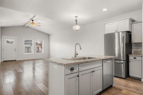 Tiny photo for 191 Mellecker Way, Medford, OR 97501 (MLS # 220211684)