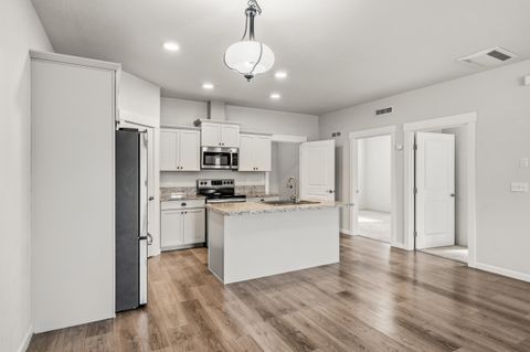 Tiny photo for 191 Mellecker Way, Medford, OR 97501 (MLS # 220211684)