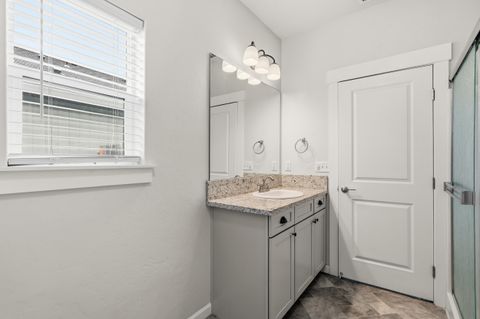 Tiny photo for 191 Mellecker Way, Medford, OR 97501 (MLS # 220211684)