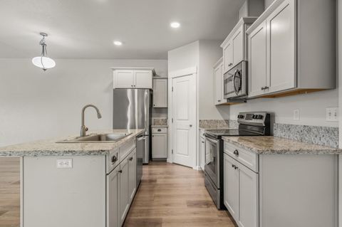 Tiny photo for 191 Mellecker Way, Medford, OR 97501 (MLS # 220211684)