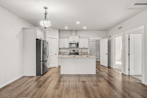 Tiny photo for 191 Mellecker Way, Medford, OR 97501 (MLS # 220211684)