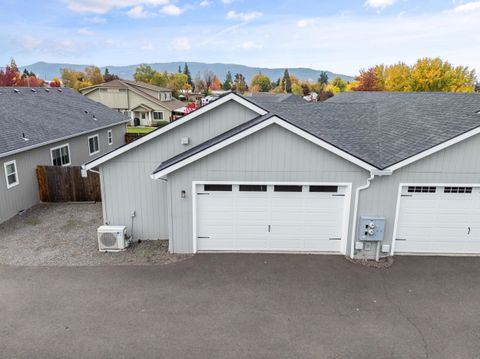 Tiny photo for 191 Mellecker Way, Medford, OR 97501 (MLS # 220211684)