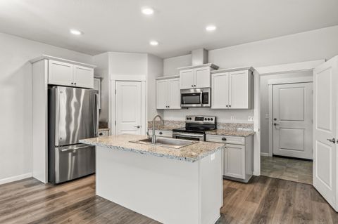 Tiny photo for 191 Mellecker Way, Medford, OR 97501 (MLS # 220211684)