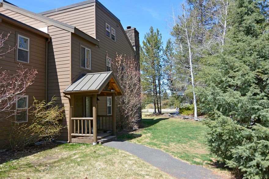 Kitty Hawk condo with outstanding view of Mt. Bachelor, golf course and water. Close to Sunriver Lodge, Village Mall and SHARC. Open living area with vaulted ceilings. Come check out this rare opportunity to own a Kitty Hawk condo with views!