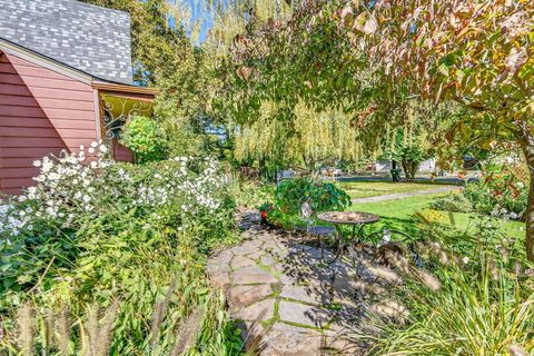 Tiny photo for 1108 S Oakdale Avenue, Medford, OR 97501 (MLS # 220210825)