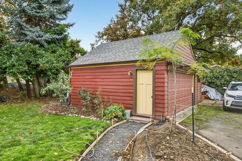 Tiny photo for 1108 S Oakdale Avenue, Medford, OR 97501 (MLS # 220210825)