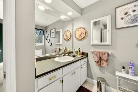 Tiny photo for 1108 S Oakdale Avenue, Medford, OR 97501 (MLS # 220210825)