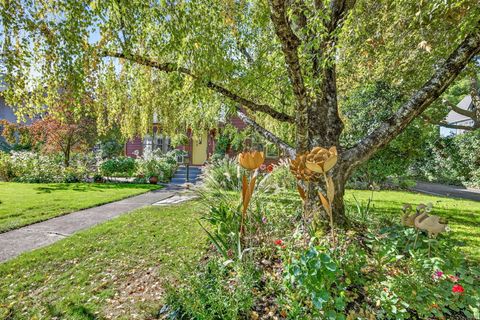 Tiny photo for 1108 S Oakdale Avenue, Medford, OR 97501 (MLS # 220210825)