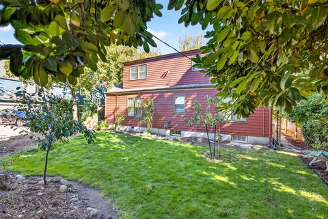 Tiny photo for 1108 S Oakdale Avenue, Medford, OR 97501 (MLS # 220210825)