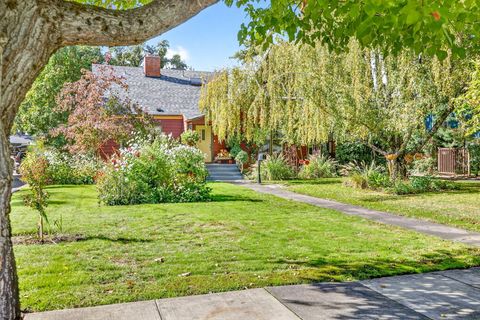 Tiny photo for 1108 S Oakdale Avenue, Medford, OR 97501 (MLS # 220210825)