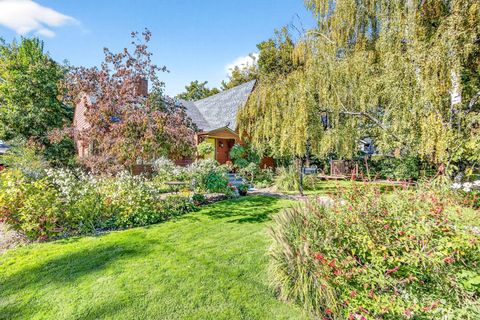 Tiny photo for 1108 S Oakdale Avenue, Medford, OR 97501 (MLS # 220210825)