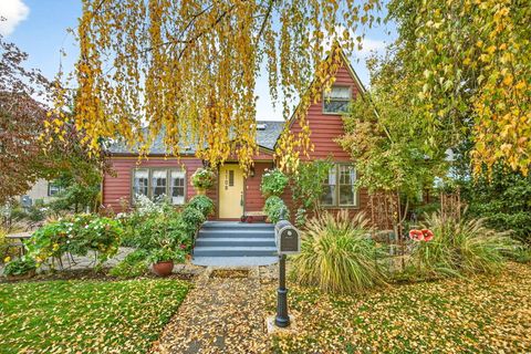 Tiny photo for 1108 S Oakdale Avenue, Medford, OR 97501 (MLS # 220210825)