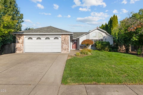 Photo of 1443 Yellowstone Avenue, Medford, OR 97504 (MLS # 220228804)