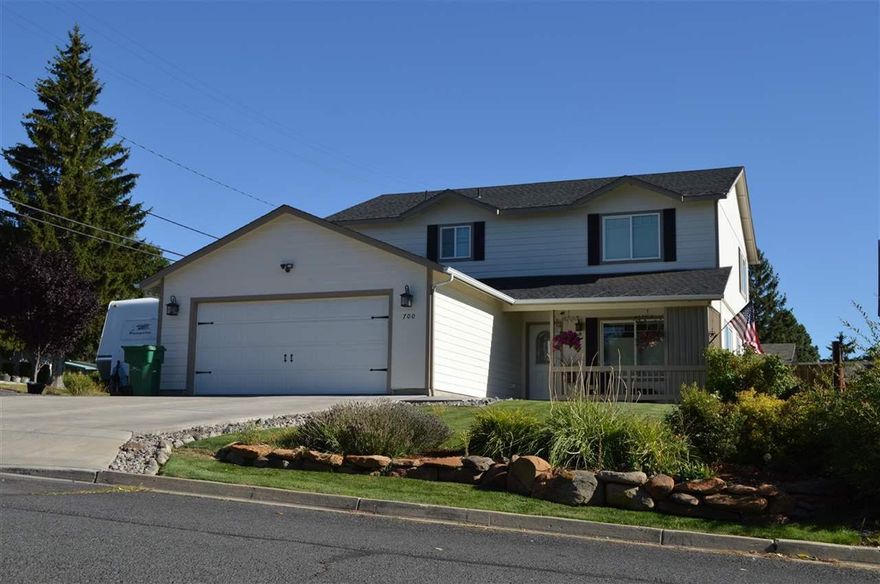 Newer 4 Bedroom, 2 Bath Located Near The Lake, Golf Course And Fitness Center. The Kitchen Features; Crown Molding, A Center Island, Large Pantry And An Open Floor Plan To The Dining Area And Family Room. Other Home Features Include; Heat Pump With A/C, Custom Sliding Door & Interior Painting, New Landscaping, Dog Kennel, Concrete Walk Ways And Covered Patio, Garden Area, A 10 X 12 Shop Building And An Upstairs Master Suite With A Large Walk In Closet. Plenty Of Room To Park Two Rv S Or Boats.Don T Miss Out On Viewing This Perfect Family Home! Well Maintained, On A Corner Lot With A Very Open Floor Plan. This Home Has Something For Everyone Rv/Boat Parking, Outdoor Building That Could Be Used As A Shop Or Hobby Room, Garden, Dog Kennel And A Large Open Kitchen. Close To Sky Lakes Medical Center, Jeld Wen And Oregon Institute Of Technology.