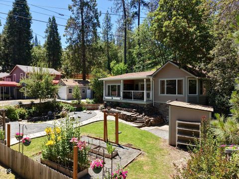 Photo of 12 Pine Street, Shady Cove, OR 97539 (MLS # 220223240)