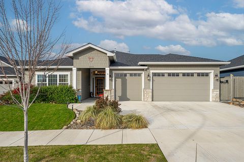 Photo of 3855 Wyoming Lane, Medford, OR 97504 (MLS # 220211925)