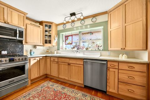 Tiny photo for 645 E California Street, Jacksonville, OR 97530 (MLS # 220217086)