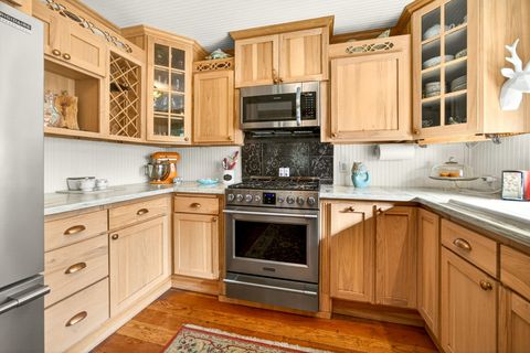 Tiny photo for 645 E California Street, Jacksonville, OR 97530 (MLS # 220217086)