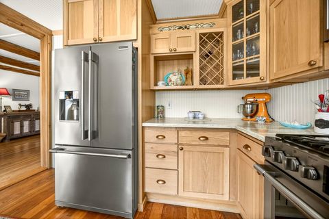 Tiny photo for 645 E California Street, Jacksonville, OR 97530 (MLS # 220217086)