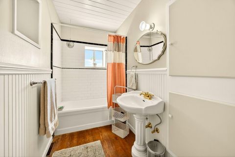 Tiny photo for 645 E California Street, Jacksonville, OR 97530 (MLS # 220217086)