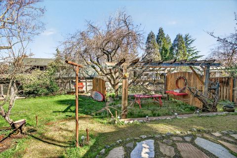 Tiny photo for 645 E California Street, Jacksonville, OR 97530 (MLS # 220217086)