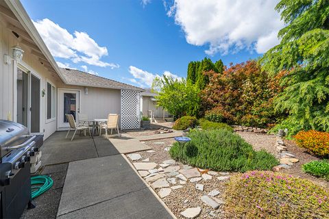 Tiny photo for 1006 Parkdale Avenue, Medford, OR 97501 (MLS # 220219740)