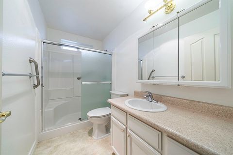 Tiny photo for 1006 Parkdale Avenue, Medford, OR 97501 (MLS # 220219740)