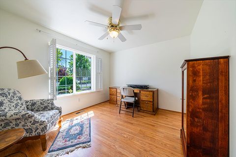 Tiny photo for 1006 Parkdale Avenue, Medford, OR 97501 (MLS # 220219740)