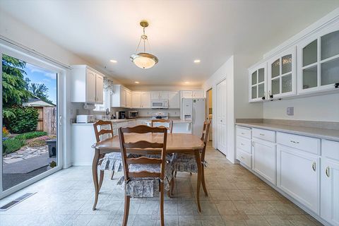 Tiny photo for 1006 Parkdale Avenue, Medford, OR 97501 (MLS # 220219740)