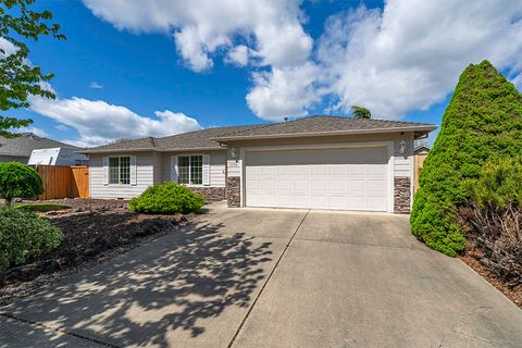 Tiny photo for 1006 Parkdale Avenue, Medford, OR 97501 (MLS # 220219740)