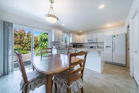 Tiny photo for 1006 Parkdale Avenue, Medford, OR 97501 (MLS # 220219740)