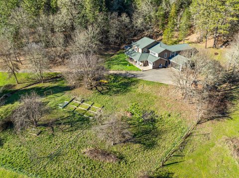 Photo of 18781 E Evans Creek Road, Rogue River, OR 97537 (MLS # 220214903)