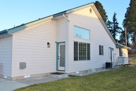 Tiny photo for 945 Hanks Street, Klamath Falls, OR 97601 (MLS # 220213250)