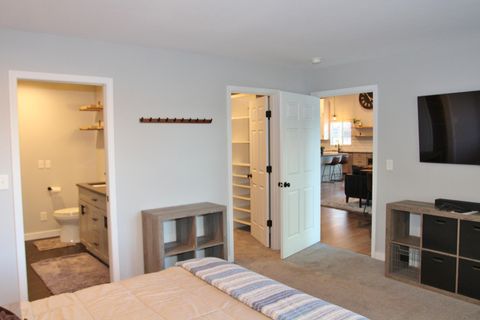 Tiny photo for 945 Hanks Street, Klamath Falls, OR 97601 (MLS # 220213250)