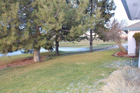 Tiny photo for 945 Hanks Street, Klamath Falls, OR 97601 (MLS # 220213250)