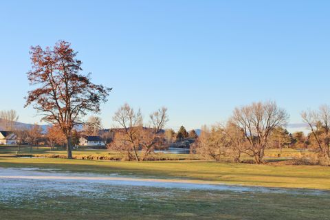 Tiny photo for 945 Hanks Street, Klamath Falls, OR 97601 (MLS # 220213250)