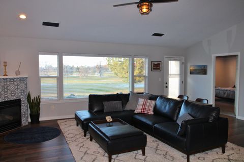 Tiny photo for 945 Hanks Street, Klamath Falls, OR 97601 (MLS # 220213250)