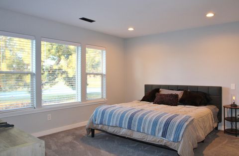 Tiny photo for 945 Hanks Street, Klamath Falls, OR 97601 (MLS # 220213250)