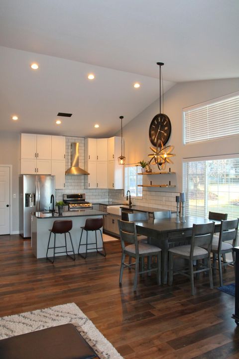 Tiny photo for 945 Hanks Street, Klamath Falls, OR 97601 (MLS # 220213250)