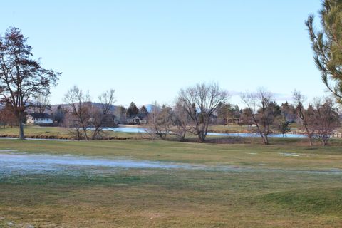 Tiny photo for 945 Hanks Street, Klamath Falls, OR 97601 (MLS # 220213250)