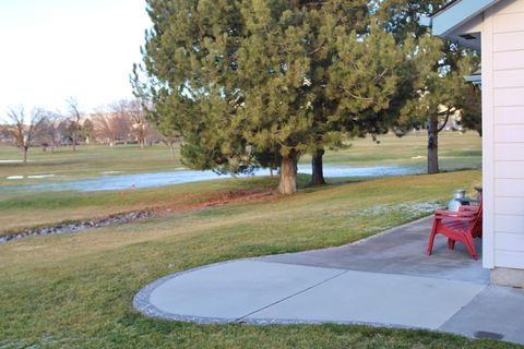 Tiny photo for 945 Hanks Street, Klamath Falls, OR 97601 (MLS # 220213250)