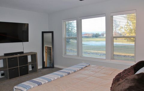 Tiny photo for 945 Hanks Street, Klamath Falls, OR 97601 (MLS # 220213250)