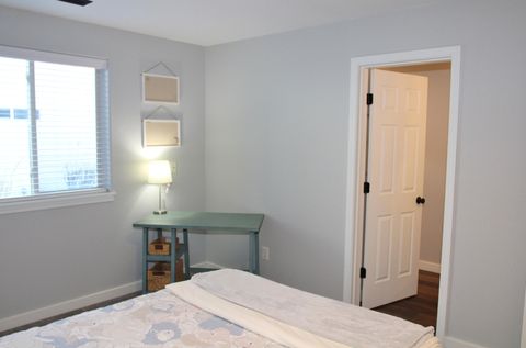 Tiny photo for 945 Hanks Street, Klamath Falls, OR 97601 (MLS # 220213250)