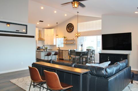 Tiny photo for 945 Hanks Street, Klamath Falls, OR 97601 (MLS # 220213250)